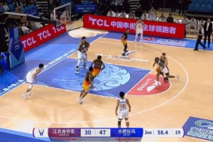 有点危险！孟天艺吃饼上篮 亨特防守失衡直接拽翻前者被吹违体