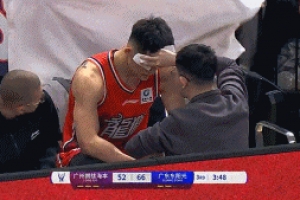 希望没事！李祥波强攻眼角被戳破 坐在场边包扎