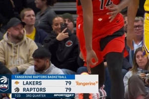 连珠炮！猛龙由沃尔特与马穆连续命中三分 瞬间抹平分差