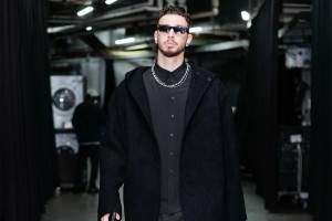 场下即秀场！申京英伦风穿搭型男范儿 这波OOTD拿捏了