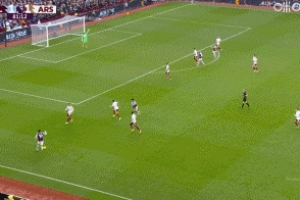 吓出冷汗！维拉边路横传廷伯铲球解围，拉亚反应不及皮球滑门而出