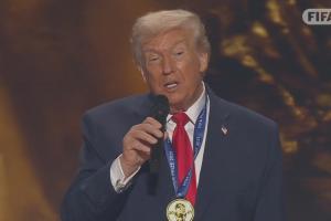 获颁国际足联和平奖，特朗普：这无疑是我生命中最崇高的荣誉之一
