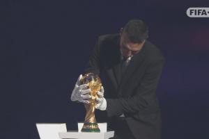 真品！世界杯抽签仪式上，卫冕冠军主帅斯卡洛尼将大力神杯送还