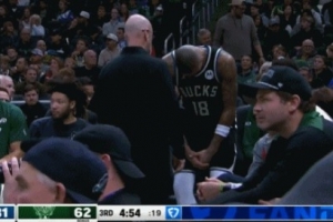 伤不起了呀！库兹马被戳到手指表情痛苦 被换下场治疗