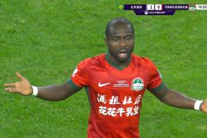 发生什么事了？阿奇姆彭对着场边抱怨非常不满，王上源把他拉开