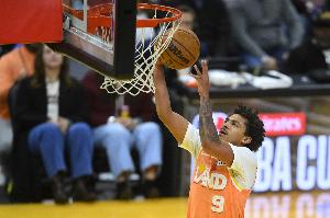 想造犯规没给！小克雷格·波特拧着身子漂移三分 皮球空心命中