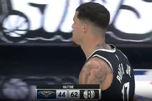 刷屏了！小迈克尔·波特强势单打 突破篮下转身高弧度中投压哨！