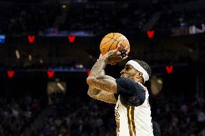 被干扰了！小佩顿上篮遭遇加兰补防被篮筐拒绝