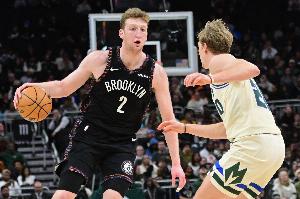 小伙子挺敢打！沃尔夫背运后虚晃 一打二罚球线强投压哨命中！