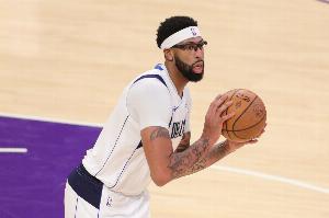 反弹很快！浓眉上半场9中6得12分3板1助 昨天全场9中1得2分