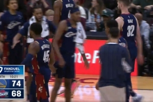 准备搞事？米切尔底角不讲理三分打停勇士 分差仅剩6分