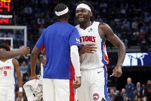 远程打击！斯图尔特8中6&三分5中3 拿下19分2板1帽正负值+13