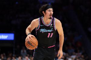 斯波：下半场哈克斯先发是想注入一些活力 这绝不是对韦尔的否定