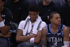 等很久了！爵士主场计时器损坏 球员场下等候&杰林威甚至开始拼图