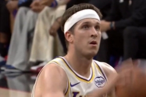 末节76人解说：你看过NBA就知道湖人上罚球线的概率非常高