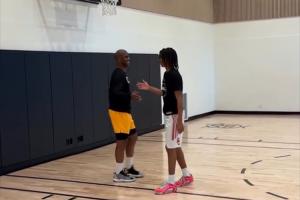 回家带娃保罗与儿子一起训练&还玩空接 CP4身穿马刺训练服