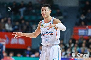 咋不出手呢？高诗岩半场出战11分钟 罚球2中2拿到2分2板3助2断