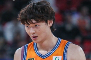 王哲林：主动适应外援的球路 慢慢寻找和他们配合的感觉