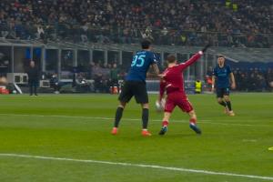 第87分钟领先！巴斯托尼拉拽维尔茨裁判判罚点球，索博点射破门