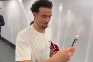 一脸坏笑！范戴克赛后接受采访，琼斯站旁边拍视频