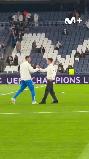 先礼后兵贝林厄姆和福登赛前握手拥抱问候