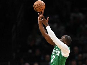 保持住状态！杰伦·布朗半场5中5&罚球6中5砍16分2助 首节13分