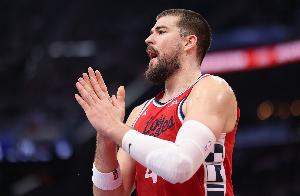 高效输出！祖巴茨半场7中6拿到14分4板1断1帽