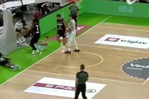 斯洛文尼亚与德国队热身赛东契奇与德国球员起冲突