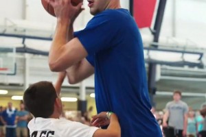 又在摧毁别人的篮球梦弗拉格参加活动肆意暴扣“狂扁小朋友”