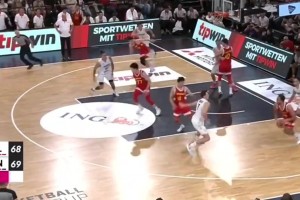 两年前，中国男篮曾凭借李凯尔的抢断绝杀，1分险胜新西兰！