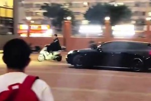 笑死！胡明轩此前开着保时捷，去别徐昕的小电动！