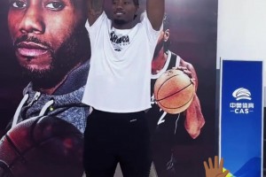 伦纳德在球迷见面会上摆出标志性大手动作✋