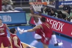 比弹跳没在怕的！巅峰韦德想隔扣年轻时的阿联，也没那么容易！