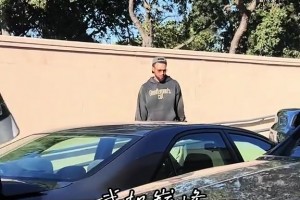 “只为多看一眼～库里离开时大批球迷等候在外面”，这人妻