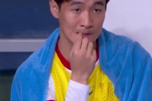 韦世豪上一秒还在替补席紧张到啃手指，下一秒突然冲着裁判怒喷！