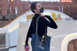 苏超媛这胸口塞张纸完全没必要，我理解的是漂亮女孩都喜欢露脸~