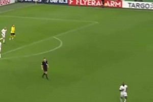 原来是不满换人！球员暴力解围，球直接打到助教的换人牌上！