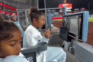 瓦妮莎带着两个宝贝女儿观看道奇棒球赛 好活泼灵动！真的太像了