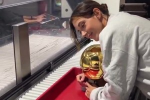 这傲娇的小表情！邦马蒂带着金球奖杯过安检