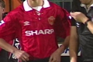 1992年的今天，17岁的小将贝克汉姆上演红魔生涯首秀