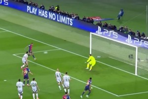 亚马尔举手示意，拉菲尼亚心领神会