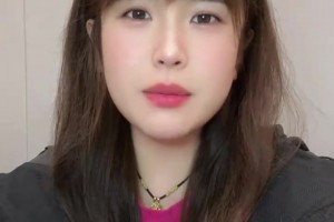 凯莉姐太美啦身着黑色低胸礼裙亮相金球奖典礼