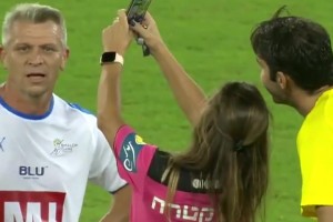 卡卡经典瞬间！女裁判向其出示黄牌后与其合影自拍