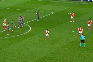 阿森纳球迷：装帅好难，还好他是真的帅！