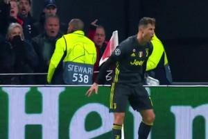 空中霸主！一分钟带你感受，C罗的头球有多暴力！