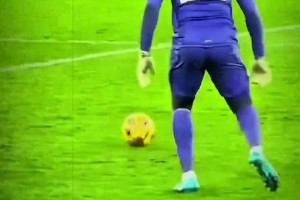 奥纳纳经典名场面！反复将球放在地上