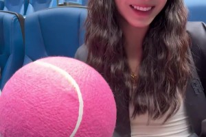 怎么带绿帽子？美娜现身中网现场：最爱网球击球声！