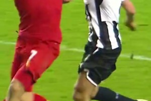 技术流的魅力！苏亚雷斯神作：在科洛奇尼推搡下完成同向卸球！