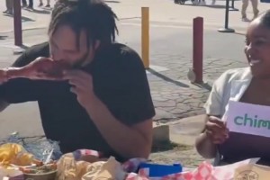 看饿了！莱弗利此前带着弗拉格在德州博览会上嗨吃！