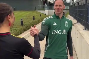 德布劳内绷不住了！网红和比利时球员的击掌挑战！